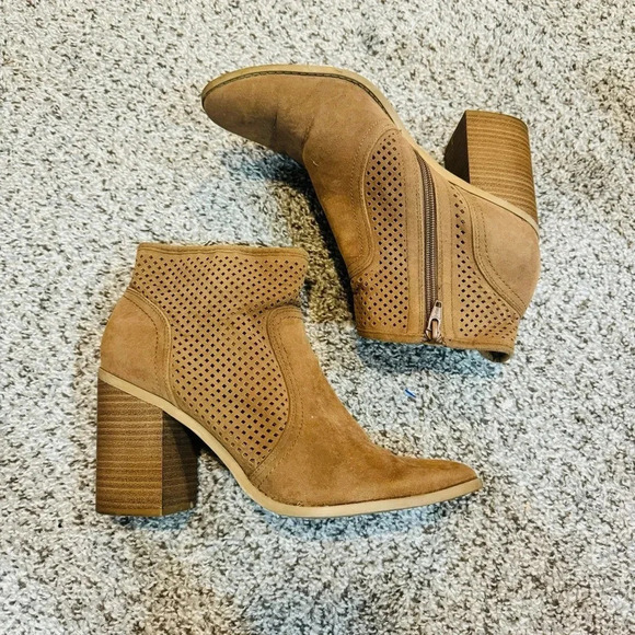 Universal Threads Beige Tan Heel Booties Size Women’s 9 - Picture 1 of 7